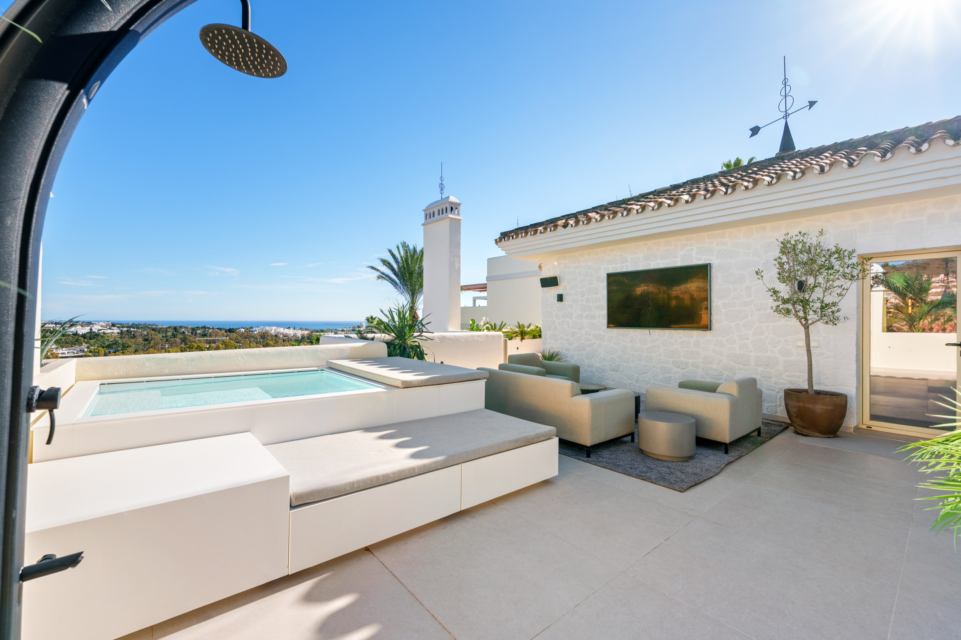 3 Bedroom Penthouse in La Cerquilla, Nueva Andalucía
