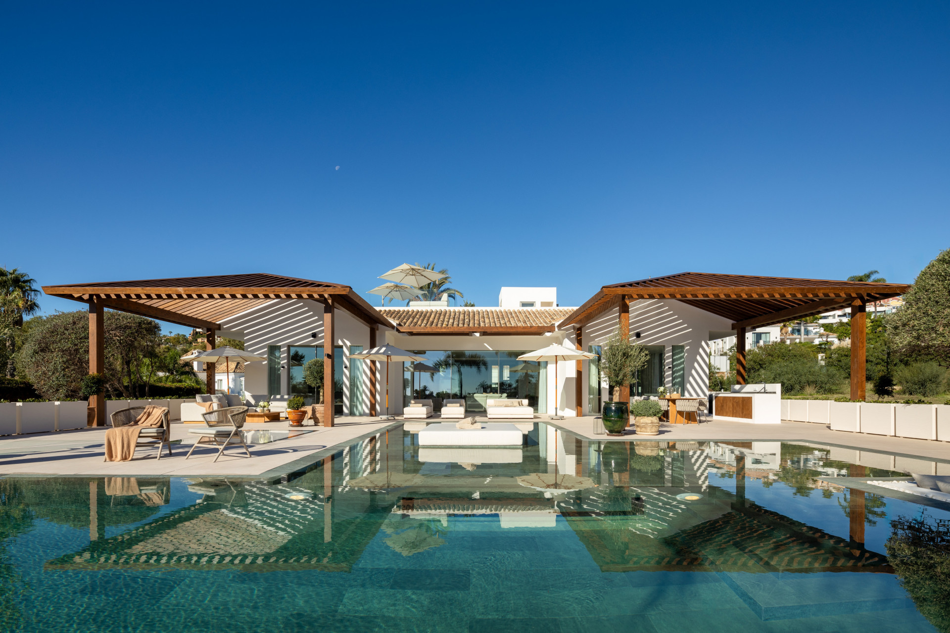 6 Bedroom Villa in La Cerquilla, Nueva Andalucía