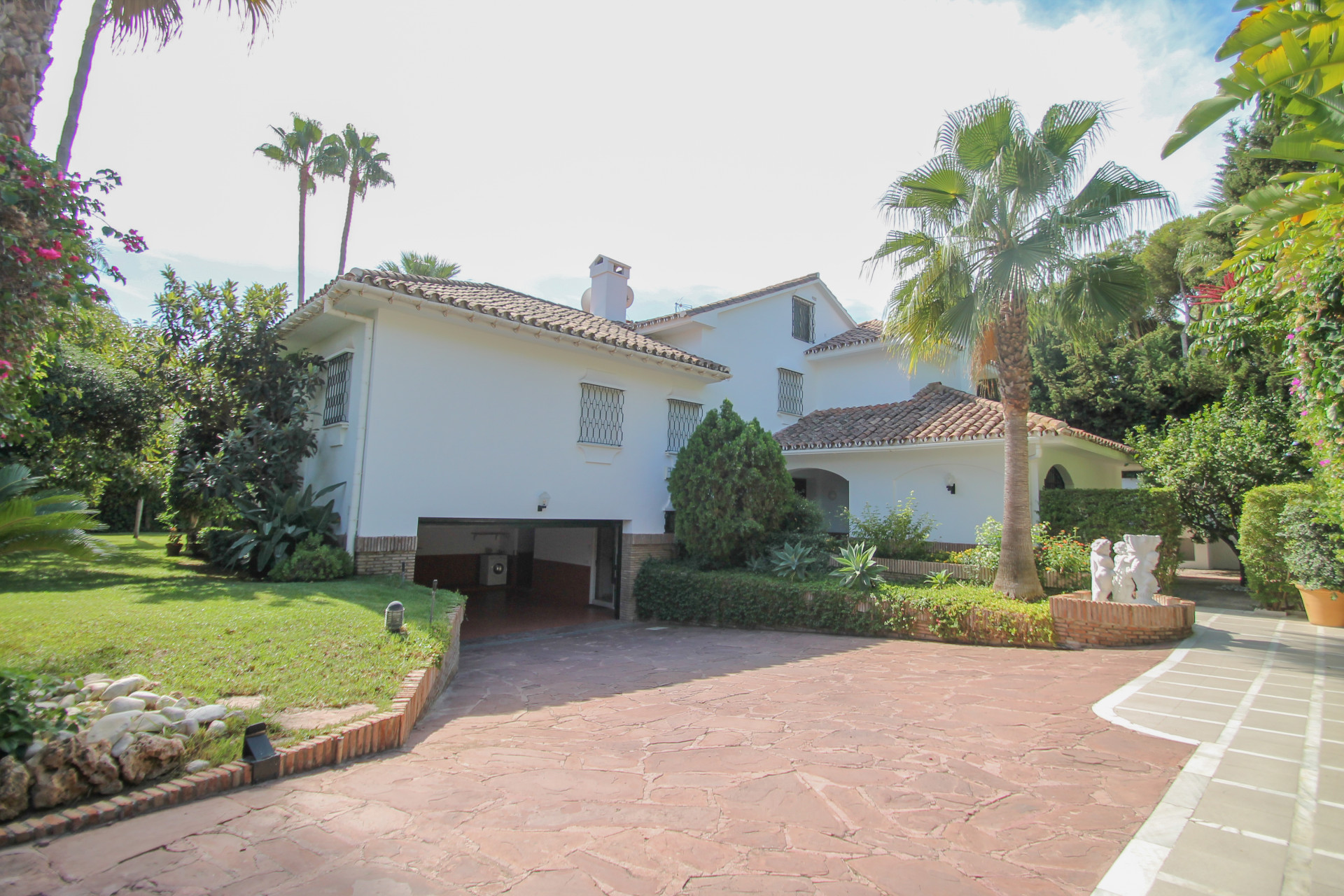 6 Bedroom Villa in Los Monteros, Marbella Este
