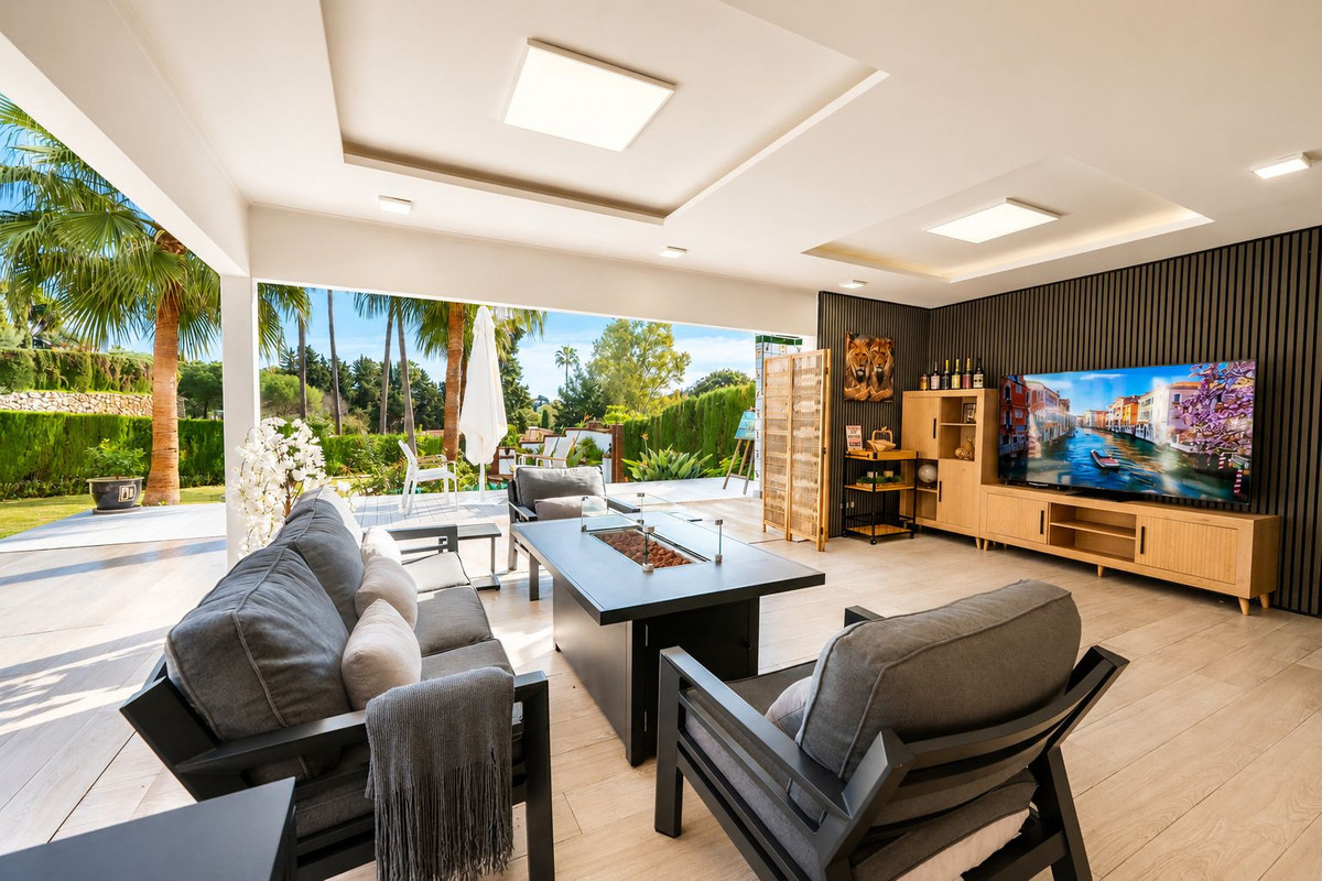 8 Bedroom Villa in El Paraiso, Estepona
