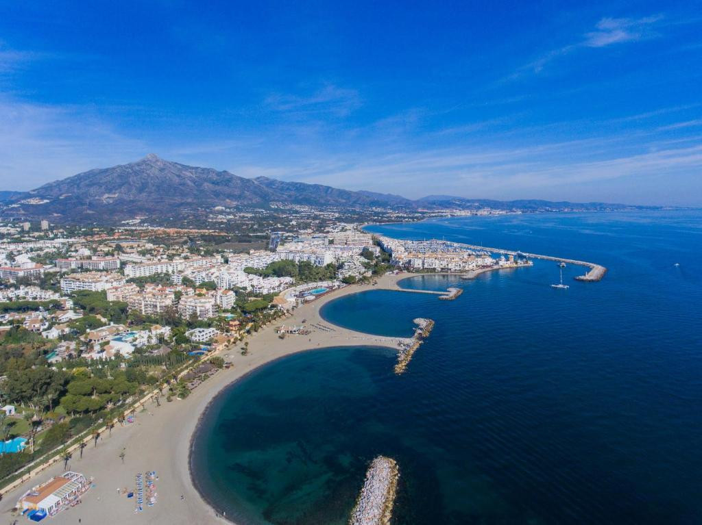 2 Bedroom Apartment in Puerto Banús, Marbella