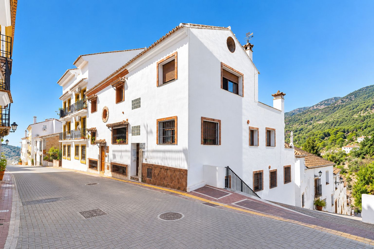 6 Bedroom Townhouse in Ojén